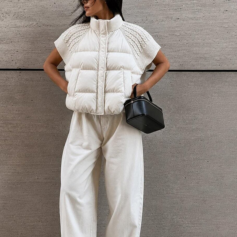 Padded Vest Gilet - เสื้อกั๊กผู้หญิงทรงสั้นแบบมีสไตล์ ไม่มีแขน ถักลายเคเบิล ตกแต่งผ้าแบบแพทช์เวิร์ค คอตั้ง ซิปหน้า