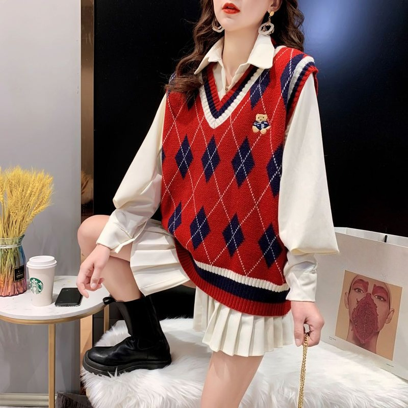 Winter Clothing Trends - เสื้อกั๊กถักสีแดงสำหรับผู้หญิง เสื้อกั๊กไร้แขนสำหรับฤดูหนาว 2025 สไตล์สวยงาม เสื้อผ้าสำหรับการเดินทาง กำลังเป็นที่นิยม