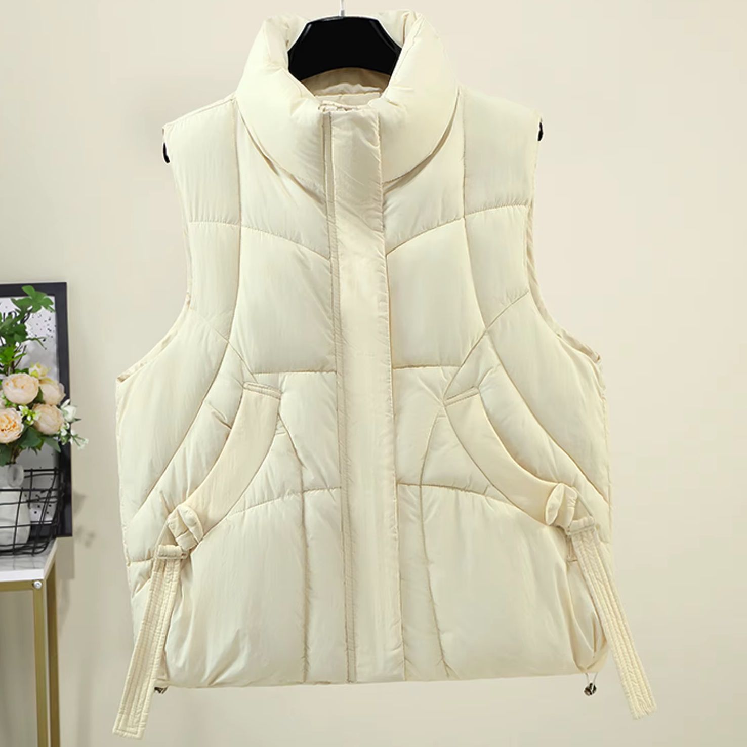 Padded Vest Gilet - เสื้อกั๊กผู้หญิงคอสูงแบบมีเชือกรูด แต่งผ้าควิลท์บุนวม ทรงหลวม สีพื้น ให้ความอบอุ่น เหมาะสำหรับใส่เป็นเสื้อตัวใน